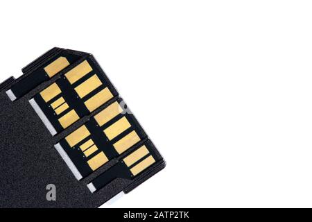 Makro Diagonale Foto von zwei goldenen Kontaktreihen auf der Rückseite der UHS-II-Speicherkarte mit hoher Geschwindigkeit, isoliert auf weißem Hintergrund Nahaufnahme. Schneller, moderner Speicher Stockfoto