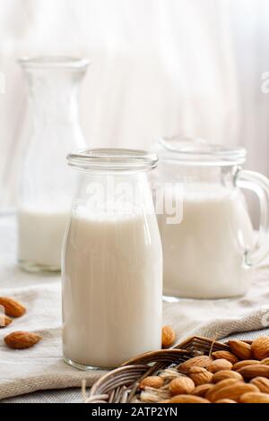 Vegane Mandelmilch, keine Milch aus anderen Milchprodukten in Flaschennähe Stockfoto