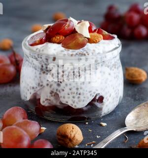 Chia Pudding-Parfait mit roten Trauben und Mandeln schließen sich an Stockfoto