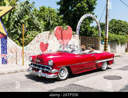 Jaimanitas, Kuba - 25. Juli 2018: Das konvertible Taxi der roten 1950er Jahre, das Touristen in die Kunststadt Fusterlandia vor Havanna Kuba fährt. Stockfoto