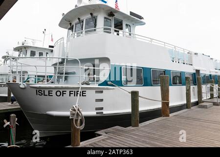 Bay Shore, New York, USA - 6. Oktober 2019: Seitenansicht der Fähre zur Insel Fire Island, die mit anderen Fähren dahinter an die Docks gebunden ist. Stockfoto