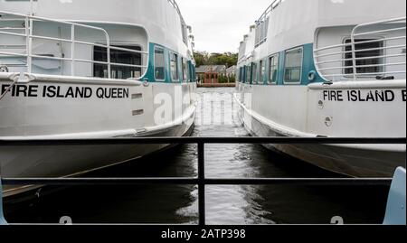 Bay Shore, New York, USA - 6. Oktober 2019: Die Hälfte von zwei Fire Island Fähren dockten geschlossen zusammen im Bay Shore Terminal an. Stockfoto