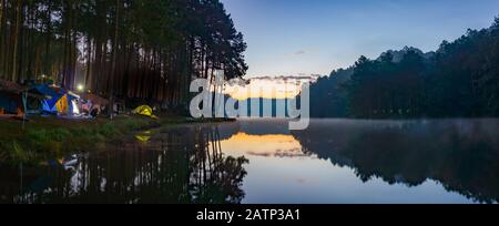 Pang Oung Roum Lake, Klare Wasserbesinnung und Bäume, nördlich von Thailand Stockfoto