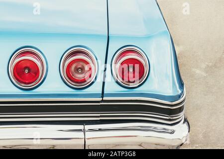 Retro-Design des hinteren Endes eines blauen Oldtimer Stockfoto