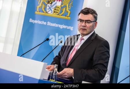 München, Bayern, Deutschland. Februar 2020. Florian HERRMANN von der bayerischen CSU. Im Zusammenhang mit den mehr bestätigten Fällen des Corona-Virus in Deutschland hat das Bayerische Gesundheitsministerium (Bayerisches Staatsministerium für Gesundheit und Pflege) eine Pressekonferenz abgehalten, um die Ergebnisse zu diskutieren. Kredit: Zuma Press, Inc./Alamy Live News Stockfoto