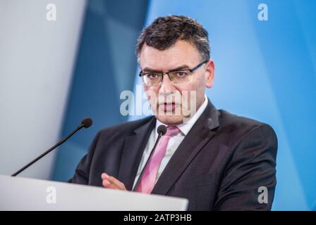 München, Bayern, Deutschland. Februar 2020. Florian HERRMANN von der bayerischen CSU. Im Zusammenhang mit den mehr bestätigten Fällen des Corona-Virus in Deutschland hat das Bayerische Gesundheitsministerium (Bayerisches Staatsministerium für Gesundheit und Pflege) eine Pressekonferenz abgehalten, um die Ergebnisse zu diskutieren. Kredit: Zuma Press, Inc./Alamy Live News Stockfoto