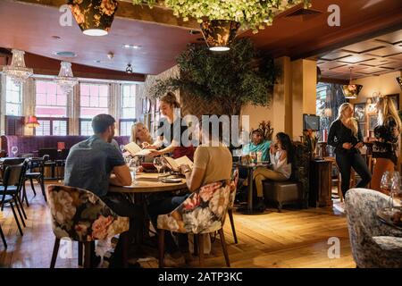 Ein großer Schuss von Leuten, die in einem Restaurant in Newcastle-upon-Tyne speisen. Stockfoto