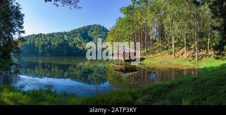 See und Haus, Hütte, klares Wasser wir Reflexion und Bäume, Kiefernwald, Pang Oung Roum, nördlich von Thailand Stockfoto