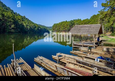 Pang Oung Roum Lake, Klares Wasser wir Reflexion und Bäume, nördlich von Thailand, Bamboo Floß für Besichtigungen Stockfoto