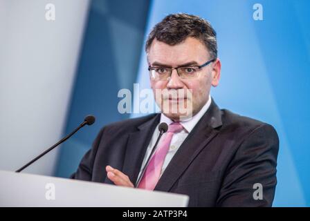 München, Bayern, Deutschland. Februar 2020. Florian HERRMANN von der bayerischen CSU. Im Zusammenhang mit den mehr bestätigten Fällen des Corona-Virus in Deutschland hat das Bayerische Gesundheitsministerium (Bayerisches Staatsministerium für Gesundheit und Pflege) eine Pressekonferenz abgehalten, um die Ergebnisse zu diskutieren. Kredit: Zuma Press, Inc./Alamy Live News Stockfoto