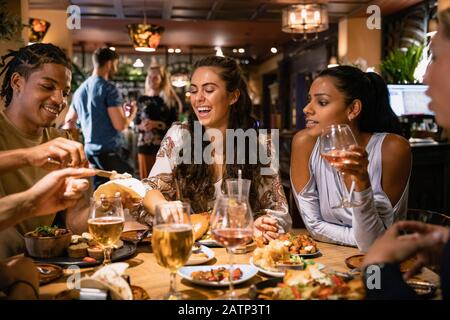 Eine Gruppe gemischter Altersgruppen, die in einem Restaurant zusammen essen. Stockfoto