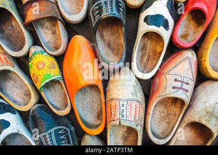 Satz von verschiedenen bunten alte niederländische Holzschuhe Stockfoto