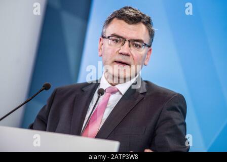 München, Bayern, Deutschland. Februar 2020. Florian HERRMANN von der bayerischen CSU. Im Zusammenhang mit den mehr bestätigten Fällen des Corona-Virus in Deutschland hat das Bayerische Gesundheitsministerium (Bayerisches Staatsministerium für Gesundheit und Pflege) eine Pressekonferenz abgehalten, um die Ergebnisse zu diskutieren. Kredit: Zuma Press, Inc./Alamy Live News Stockfoto