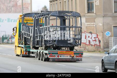 04 Februar 2020, Sachsen, Chemnitztal: Der Grundrahmen eines historischen Ikarus-Busses der Baureihe 180 wird auf einem Flachbettwagen in ein Karosseriewerk gefahren. Das Modell des ungarischen Fahrzeugherstellers fuhr in den 1960er und 1970er Jahren in großer Zahl durch Chemnitzer Land und prägte das Stadtbild. Keines dieser Fahrzeuge ist erhalten. Vor sechs Jahren kaufte die CVAG dann diesen Grundrahmen in Berlin. Mit gesammelten Spenden soll nun der Wiederaufbau der Karosserie in Güstrow erfolgen. Weltweit existieren laut dem Straßenbahnmuseum Chemnitzer nur drei der knapp 8000 in Budapest gebauten Fahrzeuge. Foto: Stockfoto