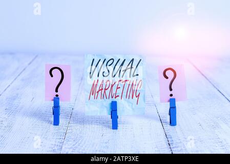 Hinweis zum visuellen Marketing. Geschäftskonzept zum erzählen der Geschichte Ihrer Marke oder Ihres Produkts durch Erstellen Eines Zerfallenden Blatts mit Büroklammern pl Stockfoto