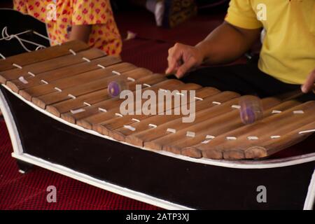 Thailändische Leute, die Ranat ek oder Xylophone traditionelle thailändische Musikinstrumente spielen, zeigen Menschen im Kulturfestival im Wat Sai Yai in Nonthaburi, T Stockfoto