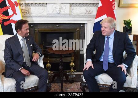 Premierminister Boris Johnson (rechts) empfängt den Sultan von Brunei zu einem Treffen in der 10 Downing Street, London. Stockfoto