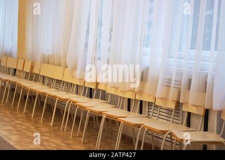 Kleine Stühle in der Halle des Kindergartens Stockfoto