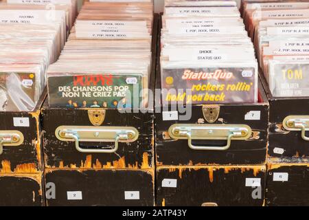 Den Bosch, Niederlande - 12. Mai 2019: Holzkisten mit Plattenplatte aus Vinyl auf einem Flohmarkt aus den Fünfzigern bis Siebzigern in den Bosch Stockfoto