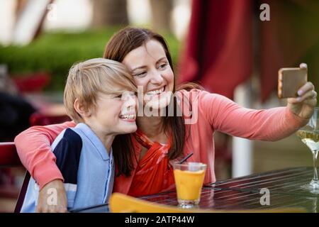 Mutter und Sohn, die zusammen ein selfie in der Bar in Newcastle Upon Tyne einnehmen. Stockfoto