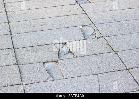 Alte zerbrochene Kachel auf dem Gehweg, Hintergrund Stockfoto