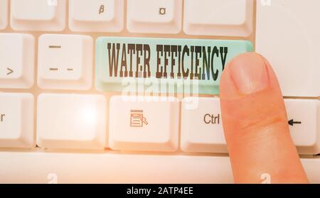 Textschild mit Wassereffizienz. Geschäftliche Fotos reduzieren die Wasserverschwendung, indem die erforderliche Wassermenge gemessen wird Stockfoto