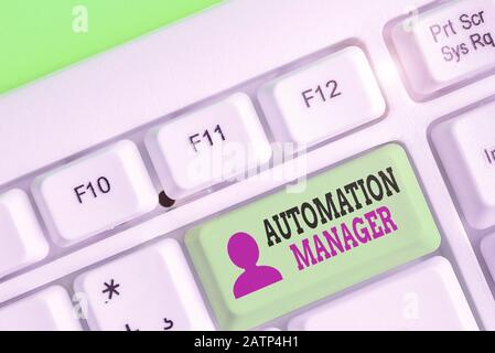 Konzeptionelles Handschreiben mit Automation Manager. Konzept bedeutet, dass Sie sich wiederholende Aufgaben in Ihrem Kundenstamm eliminieren können Stockfoto