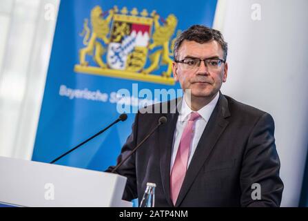 München, Bayern, Deutschland. Februar 2020. Florian HERRMANN von der bayerischen CSU. Im Zusammenhang mit den mehr bestätigten Fällen des Corona-Virus in Deutschland hat das Bayerische Gesundheitsministerium (Bayerisches Staatsministerium für Gesundheit und Pflege) eine Pressekonferenz abgehalten, um die Ergebnisse zu diskutieren. Kredit: Zuma Press, Inc./Alamy Live News Stockfoto