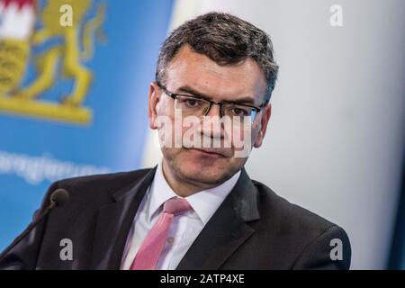 München, Bayern, Deutschland. Februar 2020. Florian HERRMANN von der bayerischen CSU. Im Zusammenhang mit den mehr bestätigten Fällen des Corona-Virus in Deutschland hat das Bayerische Gesundheitsministerium (Bayerisches Staatsministerium für Gesundheit und Pflege) eine Pressekonferenz abgehalten, um die Ergebnisse zu diskutieren. Kredit: Zuma Press, Inc./Alamy Live News Stockfoto