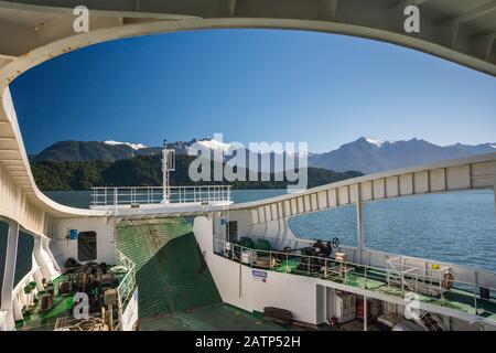 Quelat-Fähre, mit erhöhter Schürframpe, in Aisen Fjord bei Puerto Chacabuco, Aysen Region, Patagonien, Chile Stockfoto