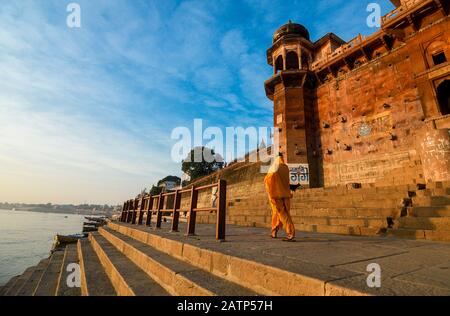 Frühmorgend-Szene im Alter alter Badeghat in Varanasi, Uttar Pradesh, Indien. Stockfoto