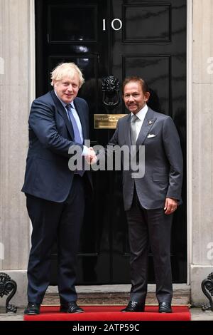 Premierminister Boris Johnson (links) empfängt den Sultan von Brunei zu einem Treffen in der 10 Downing Street, London. Stockfoto