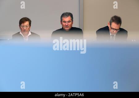 Augsburg, Deutschland. Februar 2020. Elisabeth Mette, Leiterin der Projektgruppe Reithenbuch (l-r), Andreas Magg, Domkapitular und Reiner Sroka, diözesane Rechtsdirektorin informieren auf einer Pressekonferenz über die Untersuchung von Missbrauchsfällen in zwei Kinderheimen der Diözese. Kredit: Karl-Josef Hildenbrand / dpa / Alamy Live News Stockfoto