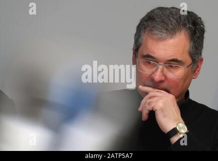 Augsburg, Deutschland. Februar 2020. Andreas Magg, Domkapitular informiert auf einer Pressekonferenz über die Untersuchung von Missbrauchsfällen in zwei Kinderheimen der Diözese. Kredit: Karl-Josef Hildenbrand / dpa / Alamy Live News Stockfoto