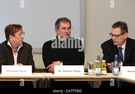 Augsburg, Deutschland. Februar 2020. Elisabeth Mette, Leiterin der Projektgruppe Reithenbuch (l-r), Andreas Magg, Domkapitular und Reiner Sroka, diözesane Rechtsdirektorin informieren auf einer Pressekonferenz über die Untersuchung von Missbrauchsfällen in zwei Kinderheimen der Diözese. Kredit: Karl-Josef Hildenbrand / dpa / Alamy Live News Stockfoto