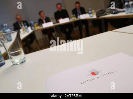 Augsburg, Deutschland. Februar 2020. Karl-Georg Michel, Pressesprecherin des Bistums Augsburg (l-r), Elisabeth Mette, Leiterin der Projektgruppe Reithenbuch, Andreas Magg, Domkapitel und Reiner Sroka, diözesaner Rechtsdirektor informieren auf einer Pressekonferenz über die Untersuchung von Missbrauchsfällen in zwei Kinderheimen der Diözese. Kredit: Karl-Josef Hildenbrand / dpa / Alamy Live News Stockfoto