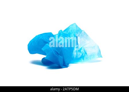 Zerknitterte blaue medizinische Serviette, isoliert auf weißem Hintergrund Stockfoto
