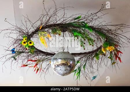 Glänzender weißer Disco-Ball an der Decke im Nahaufnahme Stockfoto