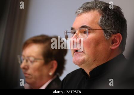 Augsburg, Deutschland. Februar 2020. Elisabeth Mette, Leiterin der Projektgruppe Reithenbuch (l) und Andreas Magg, Domkapitular, informieren auf einer Pressekonferenz über die Untersuchung von Missbrauchsfällen in zwei Kinderheimen der Diözese. Kredit: Karl-Josef Hildenbrand / dpa / Alamy Live News Stockfoto