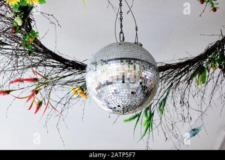 Glänzender weißer Disco-Ball an der Decke im Nahaufnahme Stockfoto