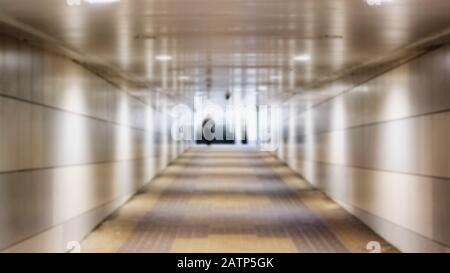 Ausgang Tunnelunterführung und Treppe bei Sonnenlicht, unscharfer Hintergrund Stockfoto