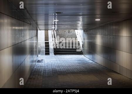 Ausgang Tunnelunterführung und Treppe bei Sonneneinstrahlung Stockfoto