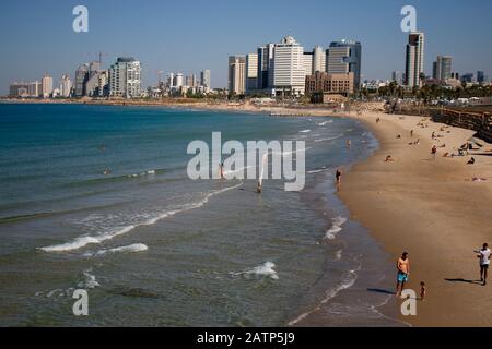Skyline von Tel Aviv von Jaffa aus gesehen, Mittelmeer, Israel/Skyline von Tel Aviv mit dem Mittelmeer aus Jaffa, Israel (nur fuer Redak gesehen Stockfoto