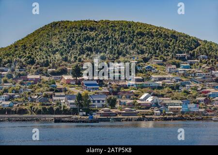 Stadt und Fischerhafen von Puerto Aguirre auf der Isla Las Huichas, Inselgruppe Islas Huichas, Canal Moraleda, Aysen Region, Patagonien, Chile Stockfoto