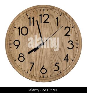 Wanduhr aus Holz. Isoliert auf weißem Hintergrund. Stockfoto