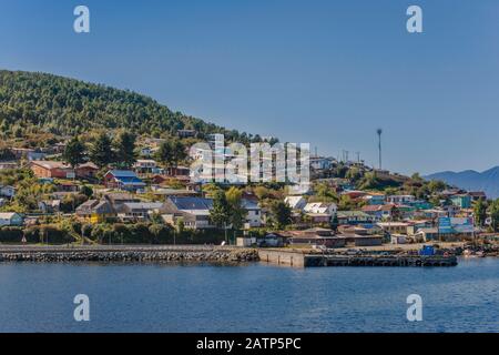 Stadt und Fischerhafen von Puerto Aguirre auf der Isla Las Huichas, Inselgruppe Islas Huichas, Canal Moraleda, Aysen Region, Patagonien, Chile Stockfoto