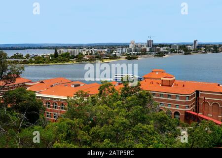 Perth, WA, Australien - 29. November 2017: Blick vom öffentlichen Kings Park auf die Halbinsel Mills Point, alte Brauereien und Fähre auf dem Swan River Stockfoto