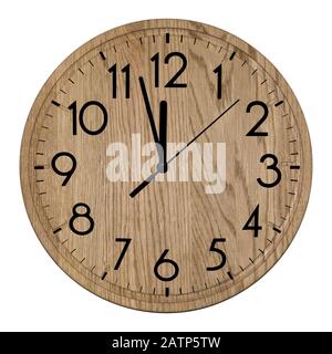 Wanduhr aus Holz. Isoliert auf weißem Hintergrund. Stockfoto