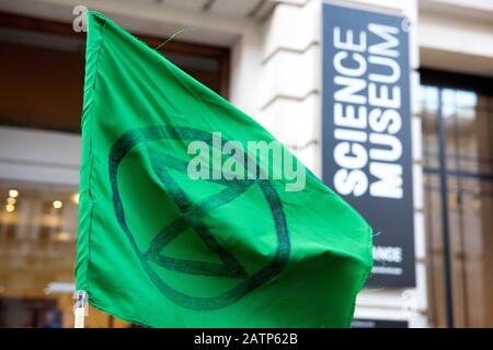 London, Großbritannien. Februar 2020. Extinction Rebellion Die Proteste in London dauern an, dies war im November 2020 auf der Startveranstaltung für die bevorstehenden Klimakrisengespräche, COP26, in Großbritannien. Der britische Premierminister Boris Johnson hielt eine Rede, die viel kritisiert wurde, weil sie eine unzureichende Antwort auf das Ausmaß der Krise sei und die fehlende Dringlichkeit mit seinem CO2-neutralen Datum bis 2050 zeige, als die überwiegende Mehrheit der Klimaforscher darauf beharrte, dass wir viel früher handeln müssten. Credit: Gareth Morris/Alamy Live News Stockfoto