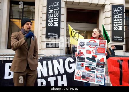 London, Großbritannien. Februar 2020. Extinction Rebellion Die Proteste in London dauern an, dies war im November 2020 auf der Startveranstaltung für die bevorstehenden Klimakrisengespräche, COP26, in Großbritannien. Der britische Premierminister Boris Johnson hielt eine Rede, die viel kritisiert wurde, weil sie eine unzureichende Antwort auf das Ausmaß der Krise sei und die fehlende Dringlichkeit mit seinem CO2-neutralen Datum bis 2050 zeige, als die überwiegende Mehrheit der Klimaforscher darauf beharrte, dass wir viel früher handeln müssten. Credit: Gareth Morris/Alamy Live News Stockfoto